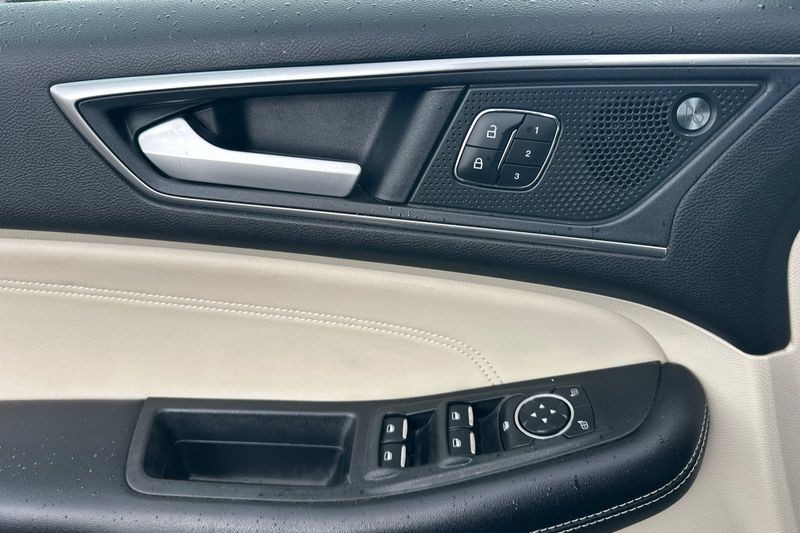 Ford Edge Vehicle Full-screen Gallery Image 11
