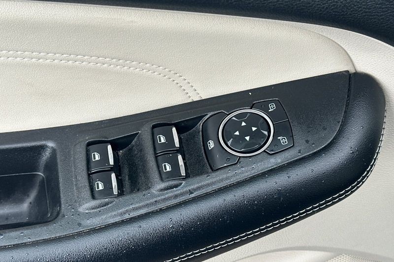 Ford Edge Vehicle Full-screen Gallery Image 12