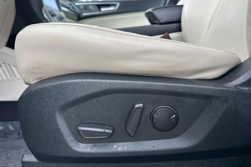 Ford Edge Vehicle Full-screen Gallery Image 13