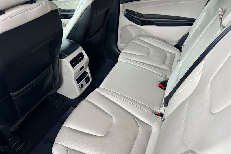 Ford Edge Vehicle Full-screen Gallery Image 14