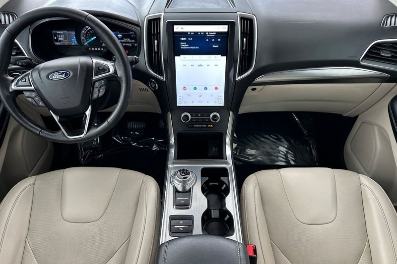 Ford Edge Vehicle Full-screen Gallery Image 15