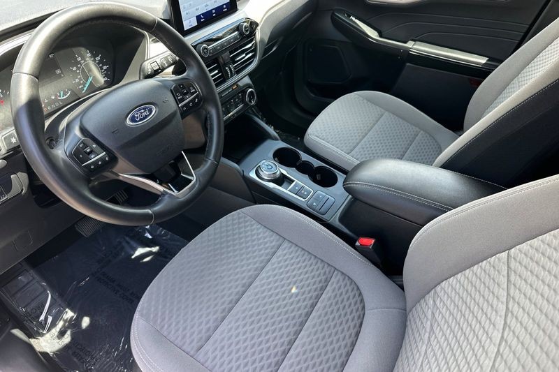 Ford Escape Vehicle Full-screen Gallery Image 10