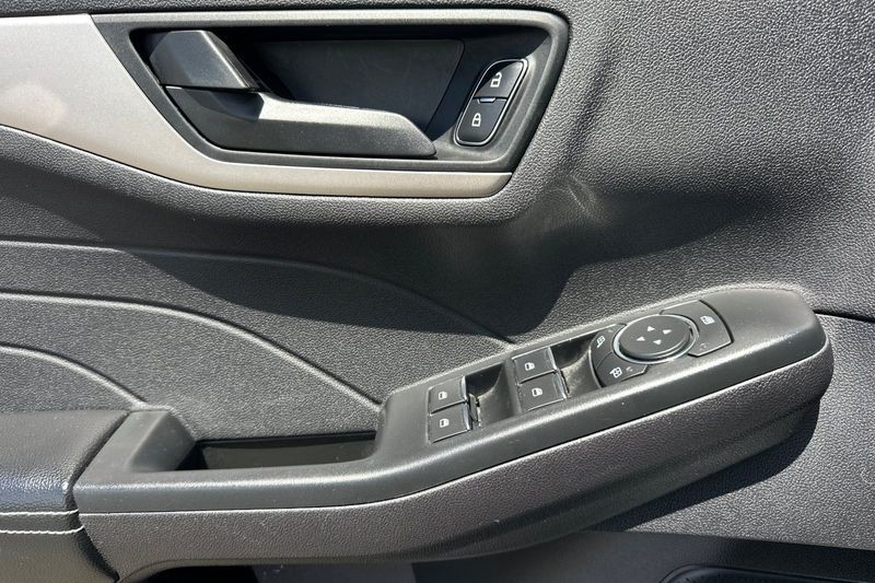 Ford Escape Vehicle Full-screen Gallery Image 11