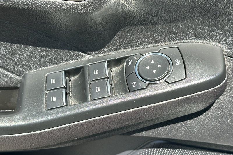 Ford Escape Vehicle Full-screen Gallery Image 12