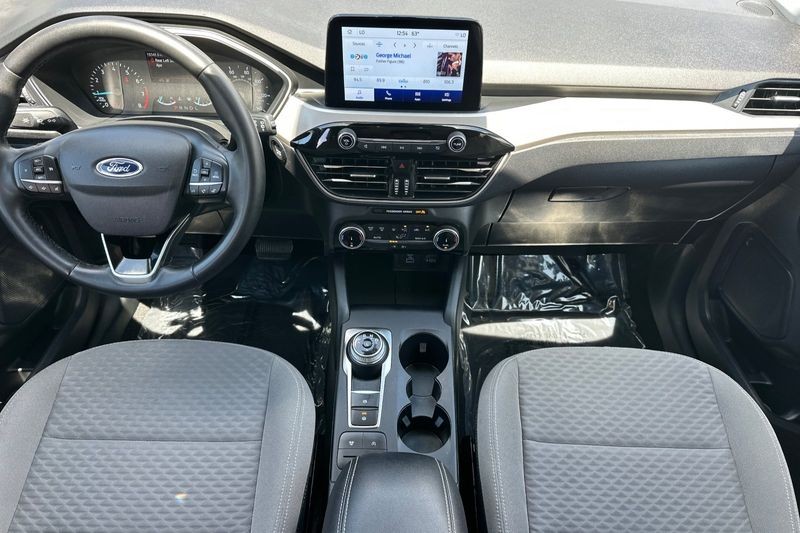 Ford Escape Vehicle Full-screen Gallery Image 15
