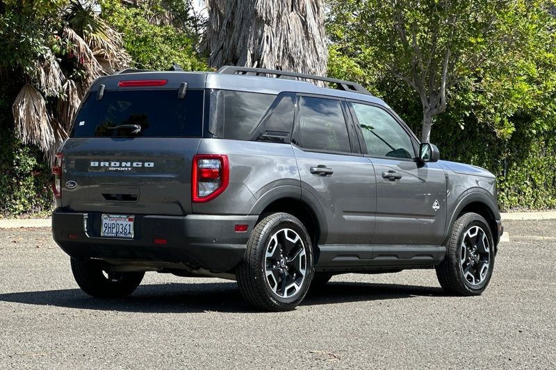 Ford Bronco Sport Vehicle Full-screen Gallery Image 03