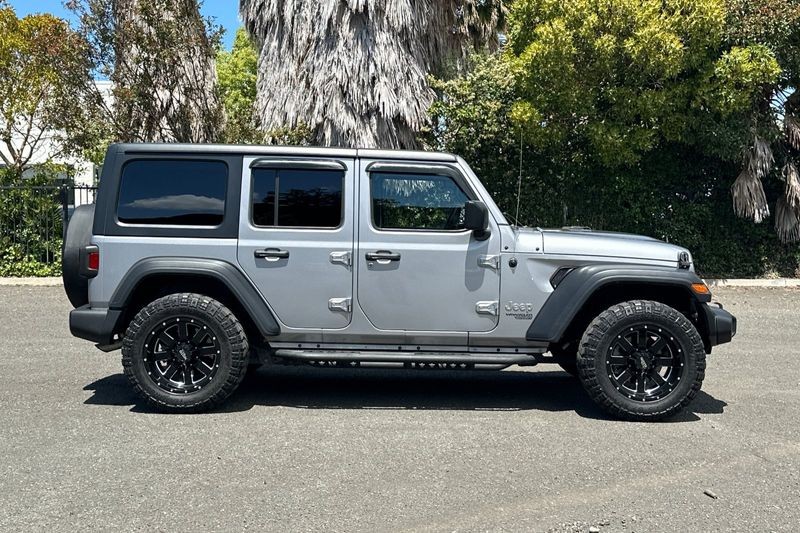Jeep Wrangler Vehicle Full-screen Gallery Image 02
