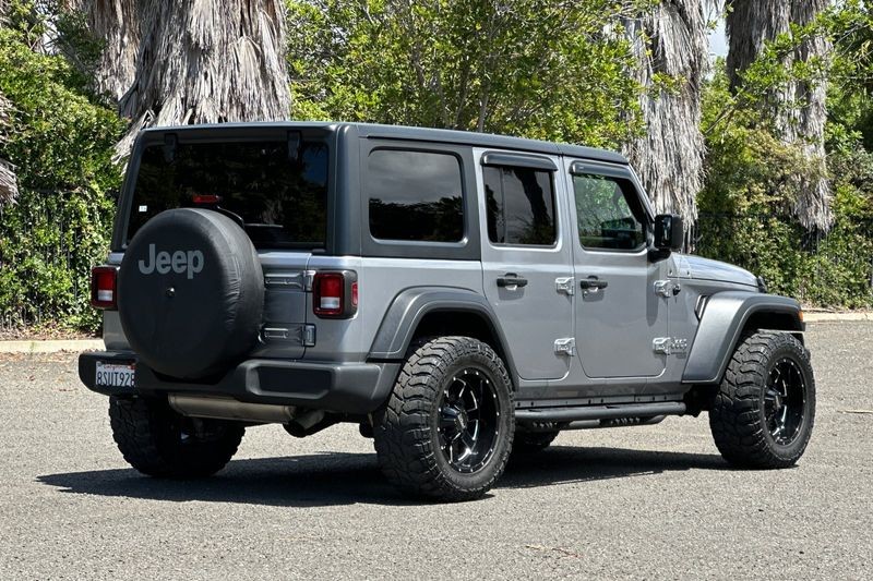 Jeep Wrangler Vehicle Full-screen Gallery Image 03