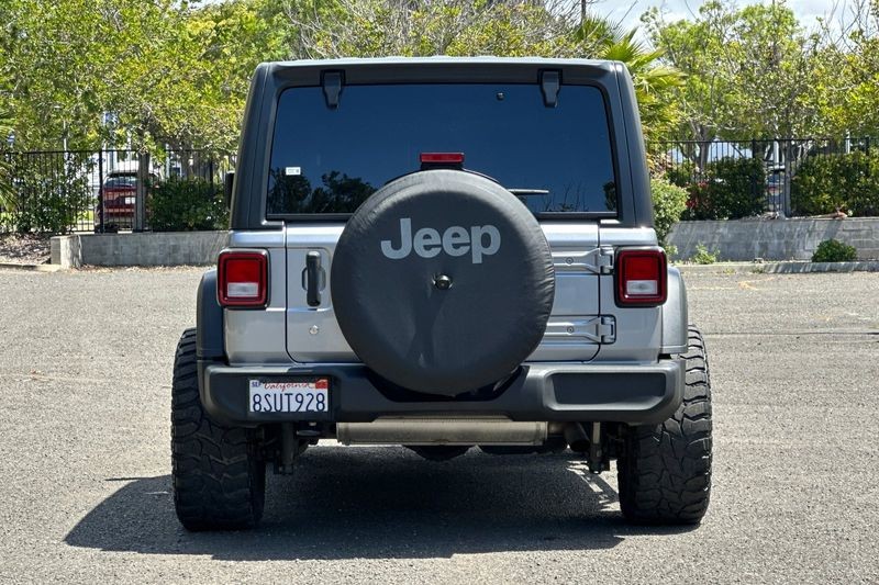 Jeep Wrangler Vehicle Full-screen Gallery Image 04