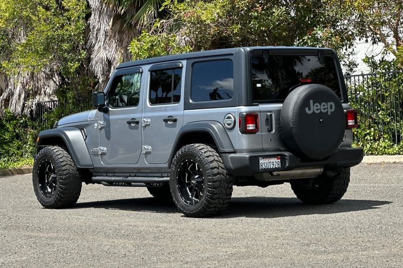 Jeep Wrangler Vehicle Full-screen Gallery Image 05