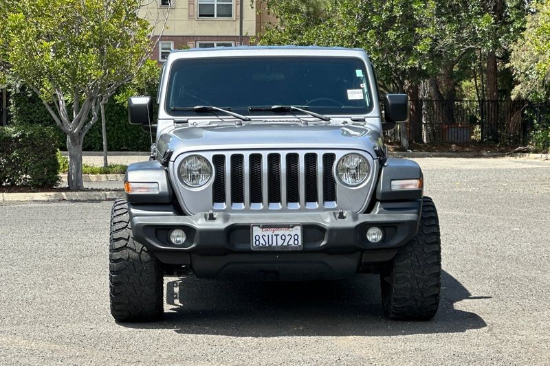 Jeep Wrangler Vehicle Full-screen Gallery Image 09