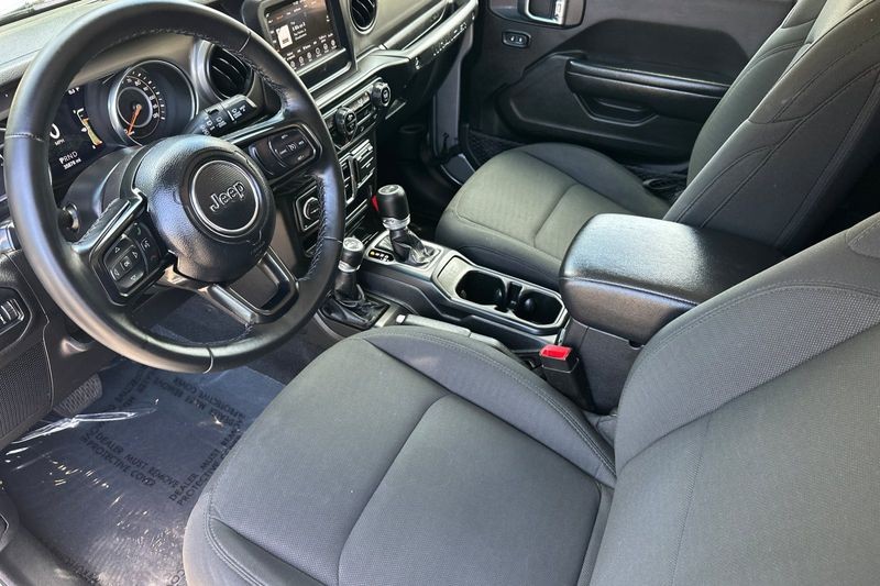 Jeep Wrangler Vehicle Full-screen Gallery Image 10
