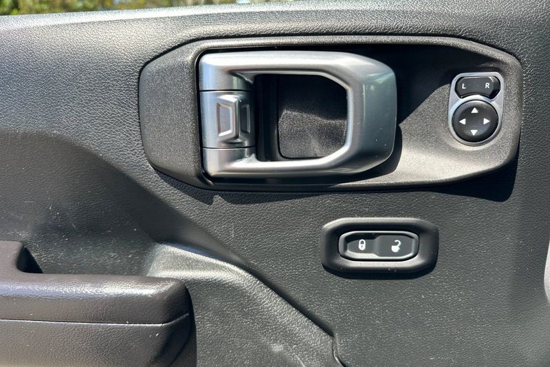 Jeep Wrangler Vehicle Full-screen Gallery Image 11
