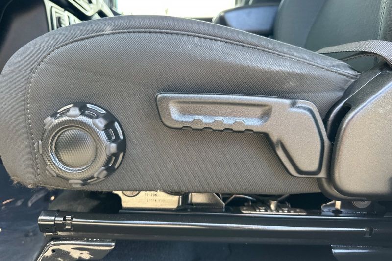 Jeep Wrangler Vehicle Full-screen Gallery Image 13