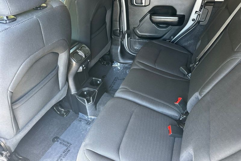 Jeep Wrangler Vehicle Full-screen Gallery Image 14