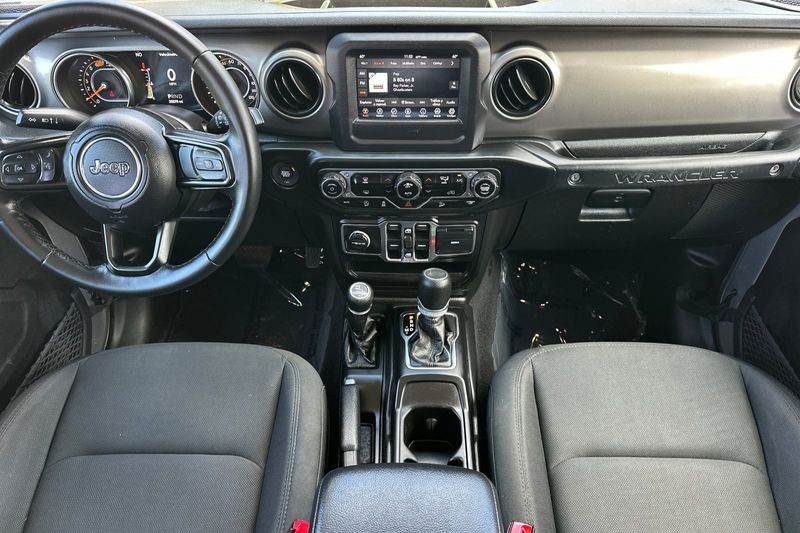 Jeep Wrangler Vehicle Full-screen Gallery Image 15