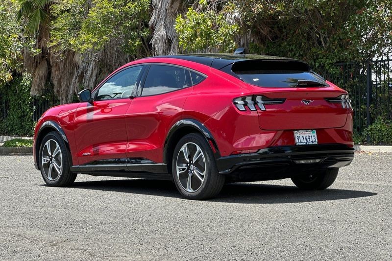 Ford Mustang Mach-E Vehicle Full-screen Gallery Image 05