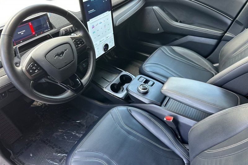 Ford Mustang Mach-E Vehicle Full-screen Gallery Image 10