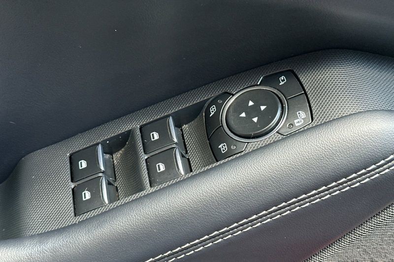 Ford Mustang Mach-E Vehicle Full-screen Gallery Image 12