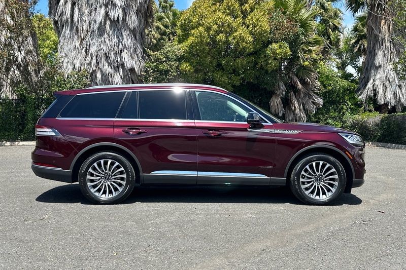 Lincoln Aviator Vehicle Full-screen Gallery Image 02