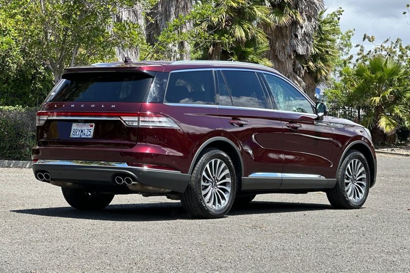 Lincoln Aviator Vehicle Full-screen Gallery Image 03