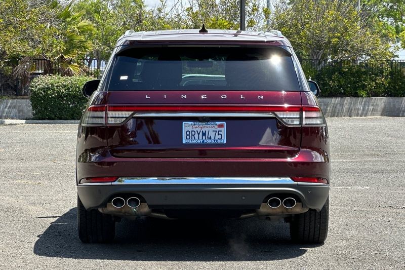 Lincoln Aviator Vehicle Full-screen Gallery Image 04