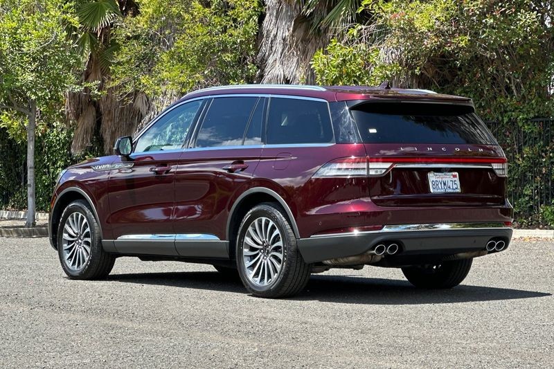 Lincoln Aviator Vehicle Full-screen Gallery Image 05