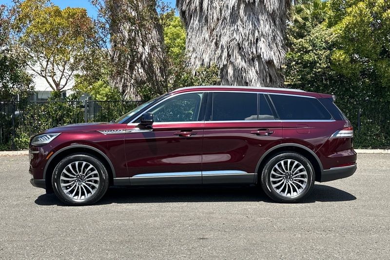 Lincoln Aviator Vehicle Full-screen Gallery Image 06