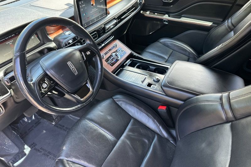 Lincoln Aviator Vehicle Full-screen Gallery Image 09