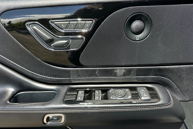 Lincoln Aviator Vehicle Full-screen Gallery Image 10