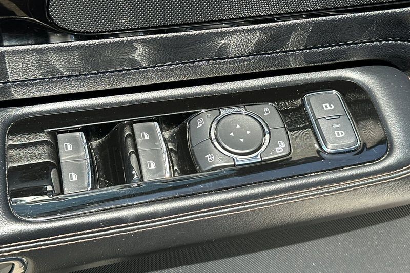 Lincoln Aviator Vehicle Full-screen Gallery Image 11