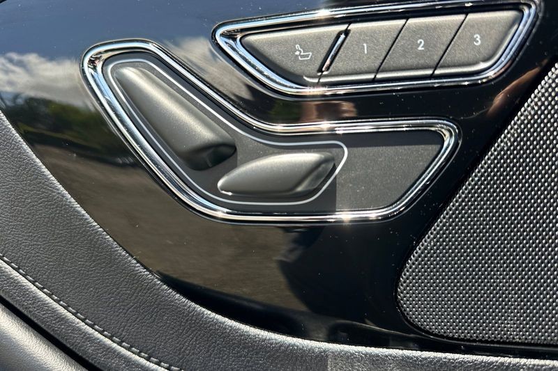 Lincoln Aviator Vehicle Full-screen Gallery Image 12
