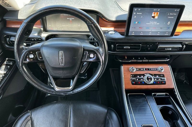Lincoln Aviator Vehicle Full-screen Gallery Image 15