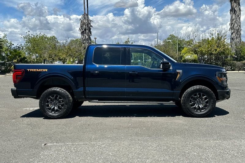 Ford F-150 Vehicle Full-screen Gallery Image 02