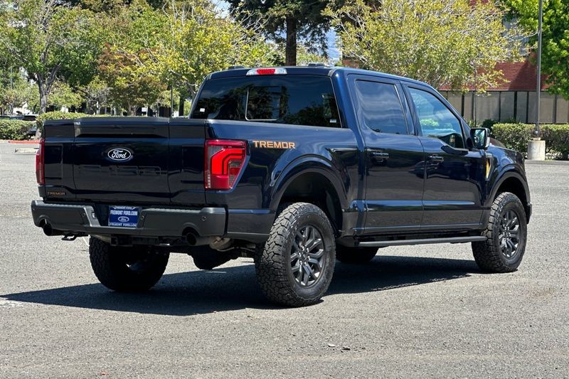 Ford F-150 Vehicle Full-screen Gallery Image 03