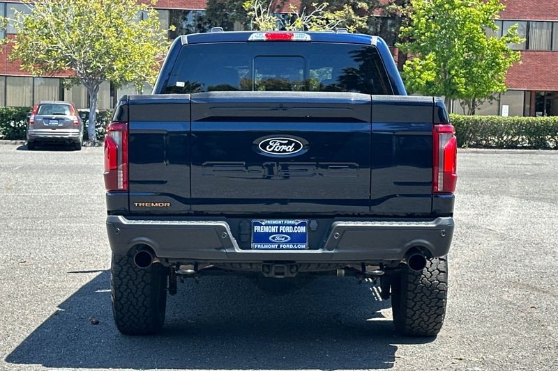 Ford F-150 Vehicle Full-screen Gallery Image 04