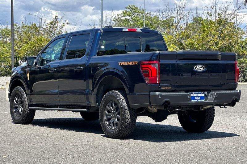 Ford F-150 Vehicle Full-screen Gallery Image 05