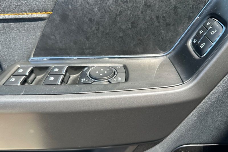 Ford F-150 Vehicle Full-screen Gallery Image 11