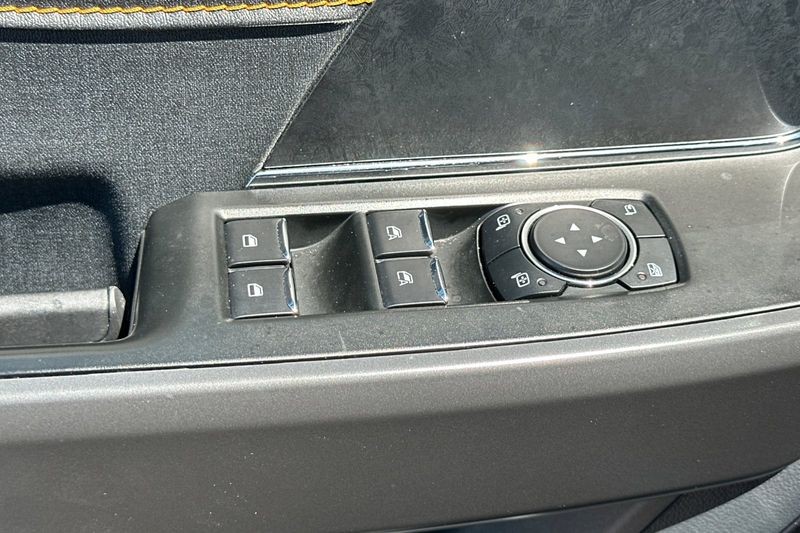 Ford F-150 Vehicle Full-screen Gallery Image 12