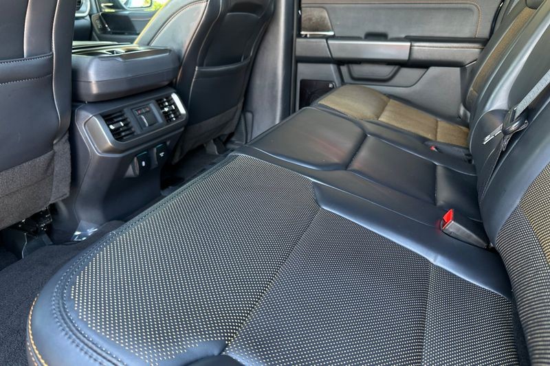 Ford F-150 Vehicle Full-screen Gallery Image 14