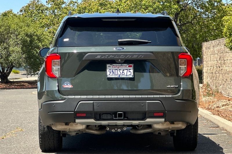 Ford Explorer Vehicle Full-screen Gallery Image 04