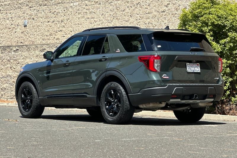 Ford Explorer Vehicle Full-screen Gallery Image 05