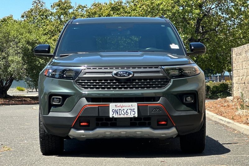 Ford Explorer Vehicle Full-screen Gallery Image 09