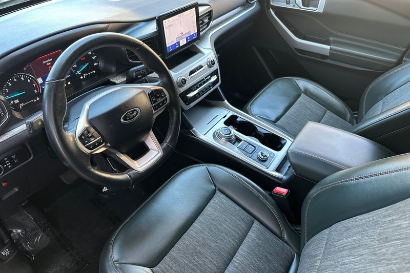 Ford Explorer Vehicle Full-screen Gallery Image 10