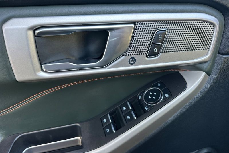 Ford Explorer Vehicle Full-screen Gallery Image 11