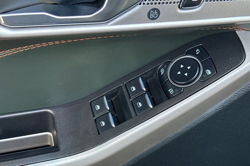 Ford Explorer Vehicle Full-screen Gallery Image 12
