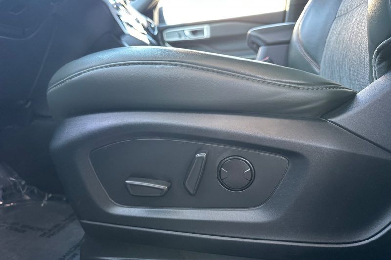 Ford Explorer Vehicle Full-screen Gallery Image 13