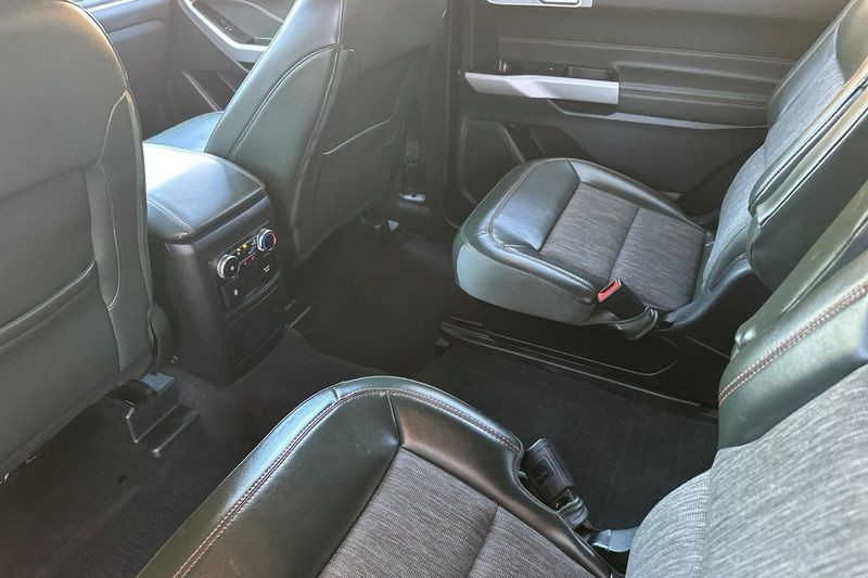 Ford Explorer Vehicle Full-screen Gallery Image 14