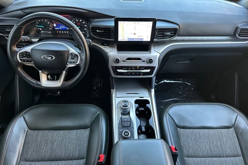 Ford Explorer Vehicle Full-screen Gallery Image 15
