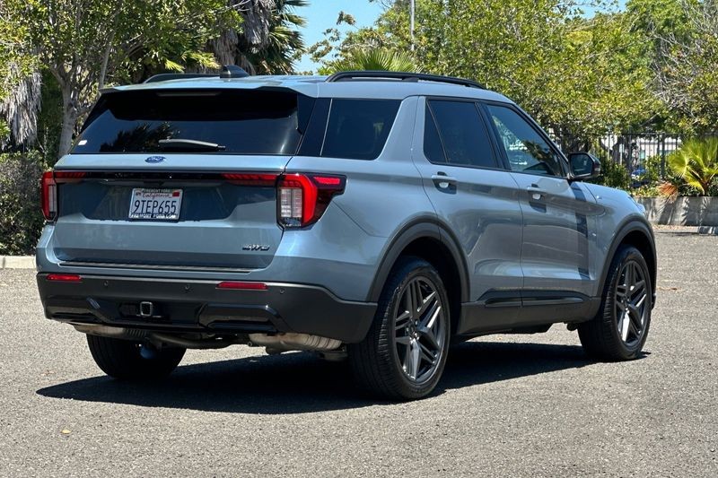 Ford Explorer Vehicle Full-screen Gallery Image 03